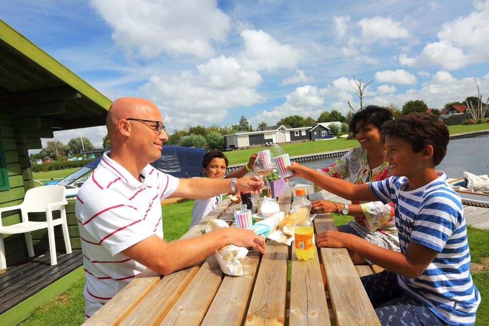 Blokhut aan het water op Recreatiepark Aalsmeer