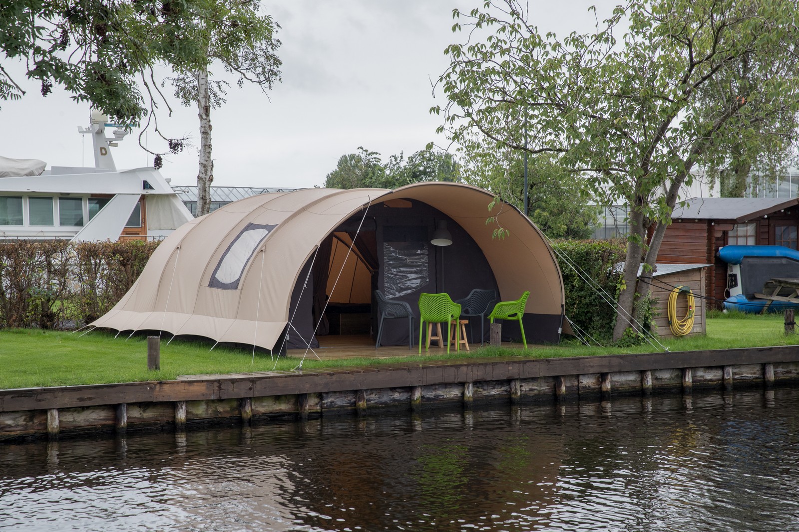 Ingerichte tent huren aan het water