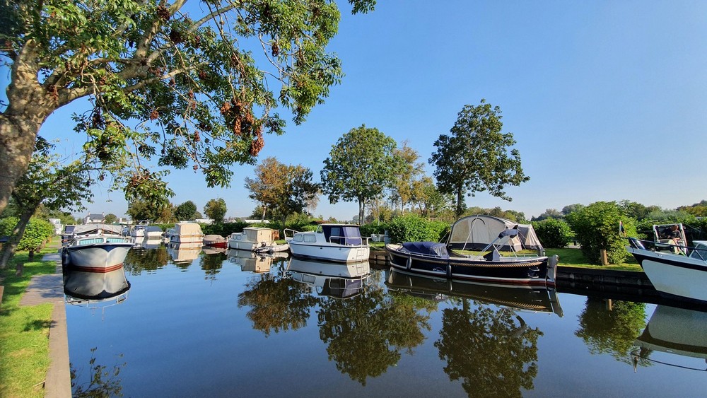 Ligplaats met prive graslandje - Recreatiepark Aalsmeer